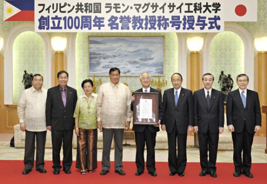 El presidente Feliciano S. Rosete (4º de la izquierda) y el presidente Hideo Yamamoto (5º de la izquierda)