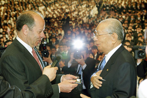 El presidente Karen G. Aghamyan (izquierda) y Daisaku Ikeda