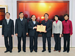 Huang Gesheng (tercero de la derecha) y Lee Kong-sau (tercero de la izquierda)