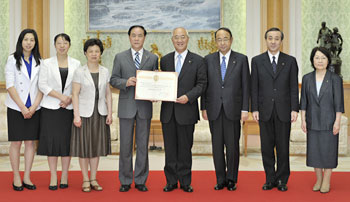 El presidente Yu (cuarto de la izquierda) y el presidente Yamamoto (quinto de la izquierda)