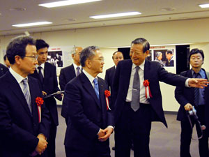 Primer plano, de izquierda a derecha: Embajador Cheng, presidente Harada y ex viceministro Liu