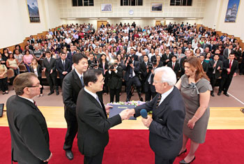 Pro-rector académico Tavares (segundo de la derecha, primer plano) y vicepresidente Ikeda (tercero de la derecha)