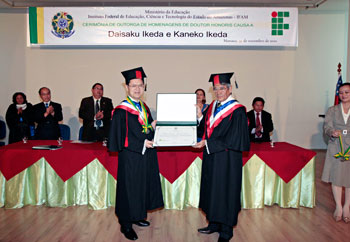 Vicepresidente Ikeda (izquierda) y rector Dias (derecha)