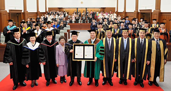 Presidente Kim (5º de la izq.) y vicepresidente Ikeda sostienen la certificación expedida en idioma coreano y japonés