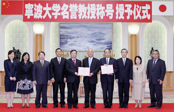 Vicepresidente Feng Zhimin (quinto de la izquierda) y presidente Hideo Yamamoto (sexto de la izquierda)