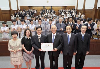 De izquierda a derecha: Profesora Zhang, vicedirectora Li, vicepresidente Song, presidente Yamamoto, presidente Tashiro y presidente Ishii