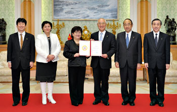 De izquierda a derecha: Hironobu Ito, vicerrectora Naralieva, rectora Shakeeva, presidente Yamamoto, presidente Tashiro y presidente Ishii.