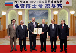 El rector Baburin y el presidente Yamamoto (3º y 4º de la izq.)