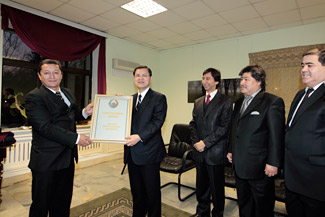 El vicerrector Gadayshaev Mahmood y el vicepresidente Ikeda (1º y 2º de la izq.)