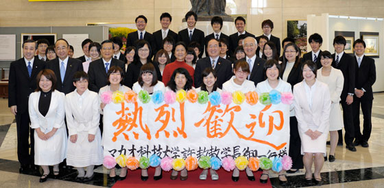 Presidente Xu (segunda fila, cuarto de la derecha) y delegación macaense