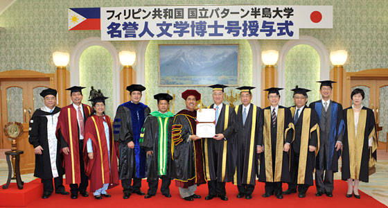 El presidente Magpantay (izquierda) y el presidente de la Universidad Soka, Hideo Yamamoto, sostienen el certificado honorífico