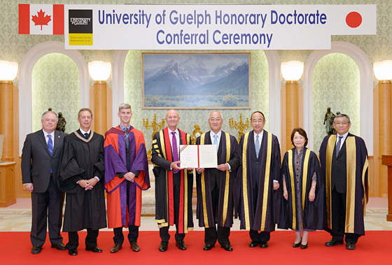 Los presidentes de la Universidad de Guelph y de la Universidad Soka sostienen el diploma otorgado a Daisaku Ikeda.