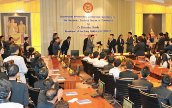 El vicepresidente Hiromasa Ikeda recibe el diploma en nombre de su padre