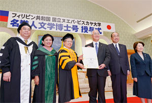 La presidenta Florentina S. Dumlao entrega el diploma de Daisaku Ikeda al presidente Hideo Yamamoto