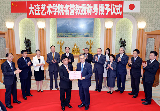 En el primer plano, el presidente Wang Xianjun (izq.) y el presidente Yoshihisa Baba
