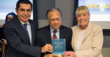 De izq. a dcha.: Su Majestad Adulaziz Al-Nasser, el embajador Anwarul K. Chowdhury, y la galardonada con el Premio Nobel de la Paz Betty Williams durante la presentación