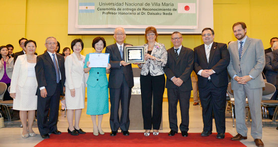 Fotografía conmemorativa de los representantes de la Universidad Nacional de Villa María y de la SGI