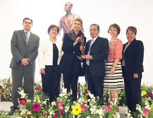 La presidenta Pagés (tercera por la izquierda) hace entrega de la estatuilla de José Pagés Llergo al Sr. Tanaka (tercero por la derecha), de la SGI de México, simbolizando el Premio por una Cultura de Paz.