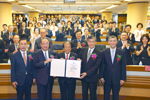 Sesión de fotos conmemorativa tras la concesión del grado de Profesor Emérito Honorífico conferida a la delegación enviada por el Señor Ikeda.