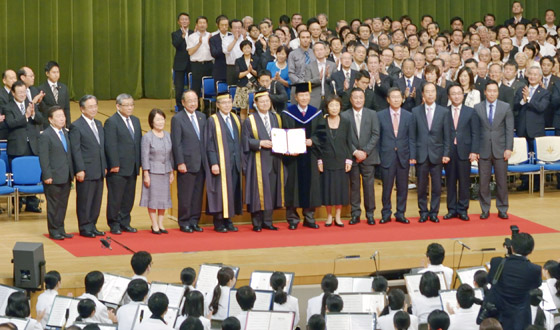 Ceremonia de entrega en 

la Universidad Soka