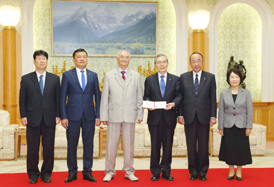 De izquierda a derecha: el profesor Ito, el director Akmataliev, el Sr. Murzubraimov, el Dr. Baba, el Sr. Tashiro y el Dr. Ishikawa