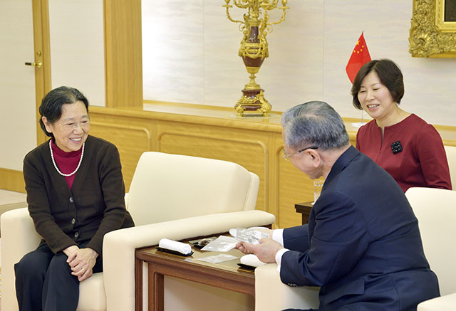 La sobrina del primer ministro Zhou Enlai, Zhou Bingyi, se reúne con el presidente de Soka Gakkai, Minoru Harada, en la sede central de la Soka Gakkai (8 de abril de 2017)