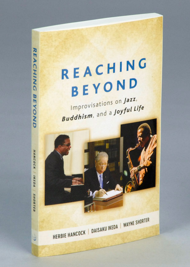 Reaching Beyond: Improvisations on Jazz, Buddhism and a Joyful Life (Yendo más allá: improvisaciones sobre el jazz, el budismo y una vida dichosa, traducción tentativa)