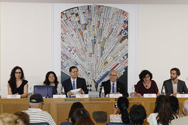 El Dr. Pérez Esquivel y el hijo del Sr. Ikeda, el vicepresidente de la SGI Hiromasa Ikeda, presentan el llamamiento en una conferencia de prensa en la Asociación de Prensa Extranjera de Roma