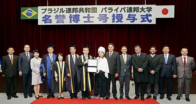 La rectora Diniz de la UFPB confiere el diploma del título honorífico de doctor honoris causa para Daisaku Ikeda al presidente de la Universidad Soka, Yoshihisa Baba