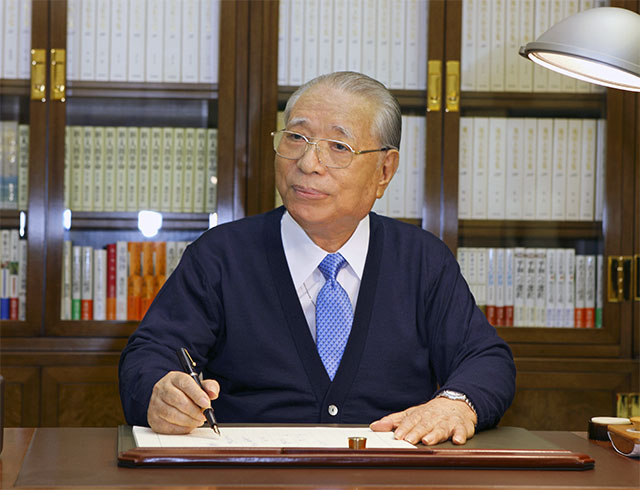 Daisaku Ikeda escribiendo en su escritorio