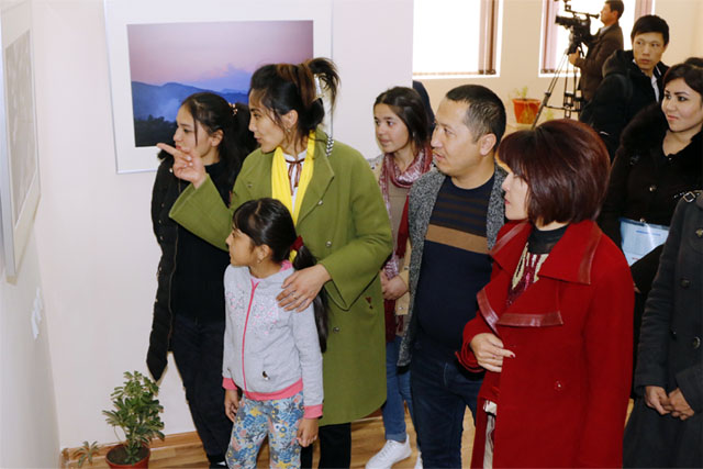 Diálogo con la exposición fotográfica de la naturaleza en la ciudad de Navoi, Uzbekistán