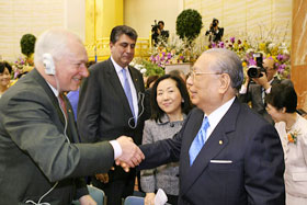 Daisaku Ikeda (a la derecha, en primer plano) saluda al director general de la SGI del Reino Unido, Robert Samuels