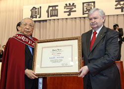 El presidente Likhanov (derecha) otorga a Daisaku Ikeda el título de “Caballero Defensor de los Niños“