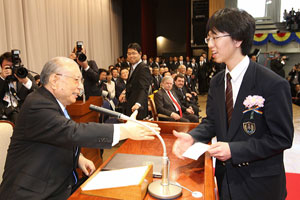 El presidente Ikeda alienta a un graduando
