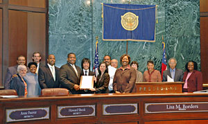 Ceasar C. Mitchell (6º desde la izquierda), concejal de la Cámara Municipal de Atlanta, entrega la placa honorífica a un miembro de la SGI de los Estados Unidos