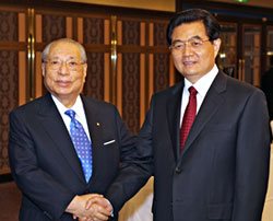 Presidente de la China, Hu Jintao (derecha), y el presidente de la SGI, Daisaku Ikeda, Tokio