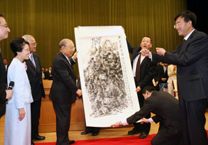 Delegación de la Universidad de Yan'an obsequia a Daisaku y Kaneko Ikeda una pintura china al pincel titulada “Diez mil ríos bajo el claro de luna“