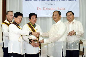 El director general de la SGI de las Filipinas (2º desde la derecha) recibe la distinción en nombre del presidente Ikeda