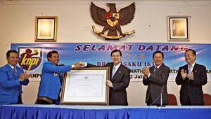 Hasanuddin Yusuf, presidente del Comité Nacional de Jóvenes de Indonesia (primer plano, 2º desde la izquierda), pone en manos de Hiromasa Ikeda (3º desde la derecha) una distinción para el presidente de la SGI