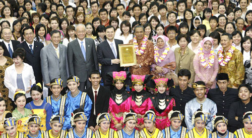 El rector Sunaryo (al centro, con guirnalda) y Hiromasa Ikeda (a su izquierda) sostienen el documento honorífico