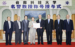 El presidente del consejo administrativo de la Universidad Tecnológica de Tainan, Liu Ying-yeh (cuarto desde la izquierda), entrega el profesorado honorario al presidente de la Universidad Soka, Hideo Yamamoto (cuarto desde la derecha)
