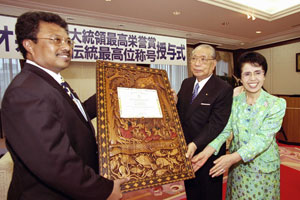 El presidente Remengesau entrega la Distinción de Máxima Honor Presidencial a los Ikeda (Tokio, 14 de junio de 2008)
