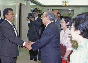 El presidente de Palaos, Tommy Remengesau, es recibido por Daisaku Ikeda y Kaneko Ikeda (extrema derecha). Tokio, junio de 2002.