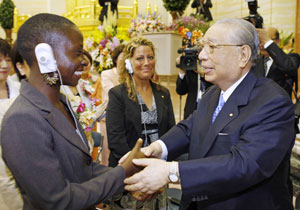 El presidente Ikeda saluda a Mariana Agonglo, responsable juvenil de la SGI de Benín