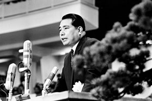Daisaku Ikeda, entonces presidente de la Soka Gakkai, se dirige a los jóvenes de la División de Estudiantes reunidos. Septiembre, 1968
