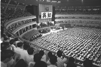 Ikeda hace un llamado a la restauración de las relaciones chino-japonesas, durante una reunión de estudiantes en 1968.