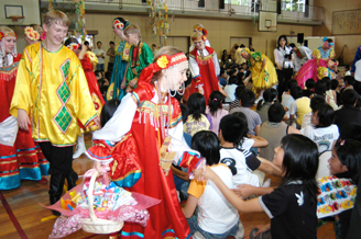 Grupo folclórico de Rusia, de gira en Japón con Min-On, visita un colegio de Osaka