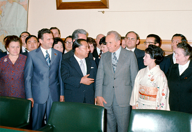 Ikeda, con su esposa Kaneko, se reúne con Kosygin en el Kremlin durante su segunda visita a la Unión Soviética (mayo de 1975)