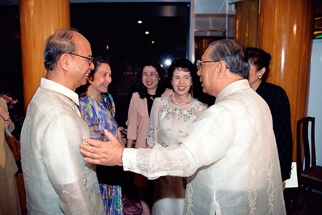 Daisaku Ikeda y su esposa Kaneko se encuentran con José V. Abueva en Filipinas, febrero de 1998