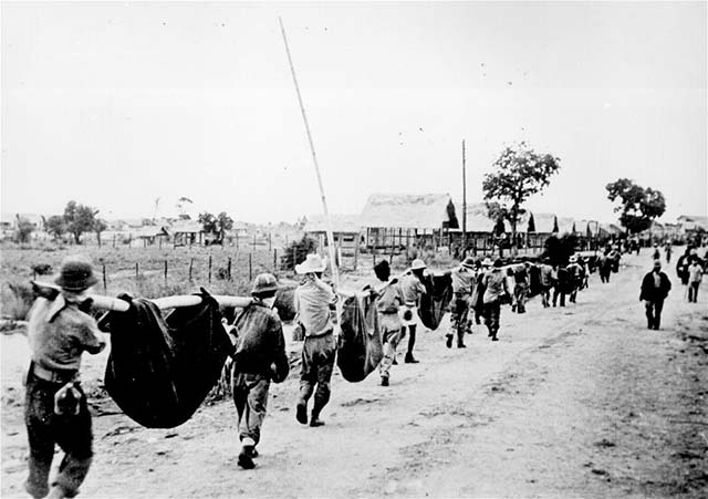 Improvisación de camillas por los prisioneros filipinos y norteamericanos para el transporte de aliados en el Campo O'Donnell, tras la Marcha de la Muerte de Bataán (Capas, Tarlac, 1942. Fuente: Wikimedia commons)
